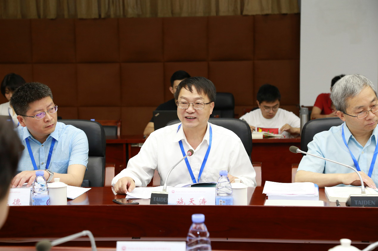 中国法学会证券法学研究会常务副会长,清华大学法学院教授施天涛